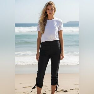 New-Sm-med Black Cropped Pants
Ankle Drawstring